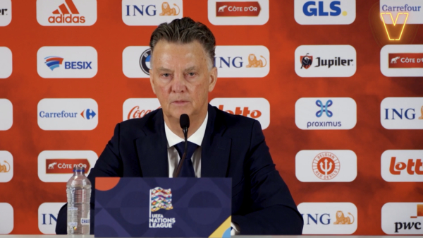 Louis van Gaal tegen UEFA-mevrouw: "Verstaat u Nederlands of niet?"