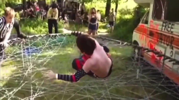 Amateurworstelaar wordt bijna onthoofd als hij op een trampoline met prikkeldraad springt