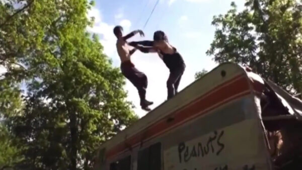 Amateurworstelaar wordt bijna onthoofd als hij op een trampoline met prikkeldraad springt
