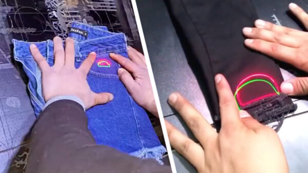 Pas op je vingers. Zo wordt je spijkerbroek 'professioneel' oud gemaakt