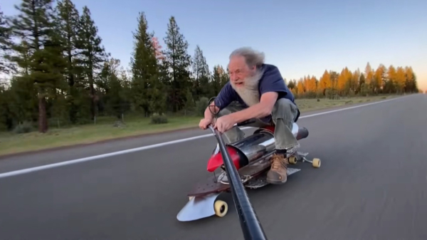 Crazy Rocketman gooit een straalmotor op zijn skateboard en jankt met 80 km/u voorbij