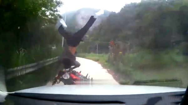 Motorrijder maakt een snoeiharde schorpioen tijdens frontale botsing met auto