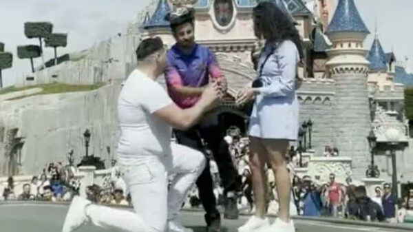 Medewerker Euro Disney grijpt ring en verpest huwelijksaanzoek voor het kasteel