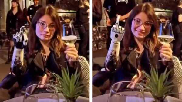 Dame met robotarm heeft veel plezier van haar nieuwe software upgrade