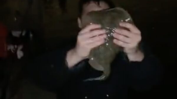 Deze mentaal uitgedaagde is blij dat 'ie een pijlstaartrog heeft gevangen