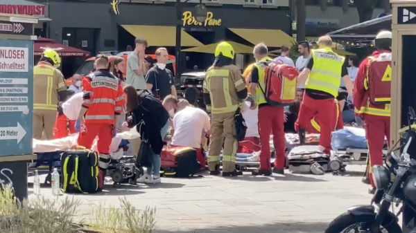 Auto rijdt in op voetgangers in Berlijn, één dode en meerdere gewonden