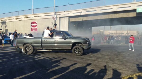 Achterklep van pick-up heeft helemaal geen zin om donuts te draaien
