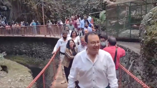 Burgemeester van Cuernavaca opent voetgangersbrug, maar die stort gelijk in elkaar