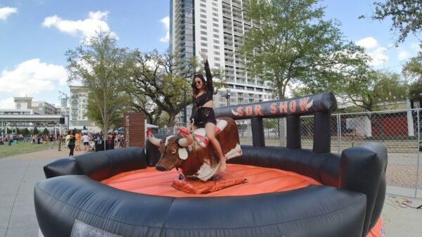 Rodeomeid zorgt op deze mechanische stier voor heel wat bekijks