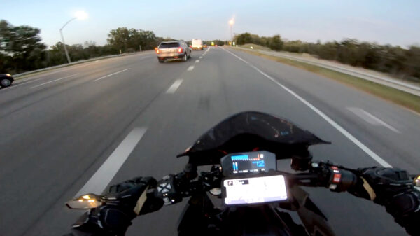 Dit is waarschijnlijk de meest vrolijke motorcrash die je ooit zult zien