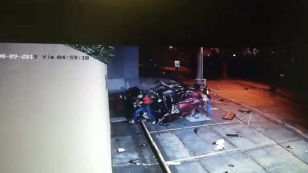 Man maakt verschrikkelijke klapper, stapt uit en trekt rustig zijn schoenen aan