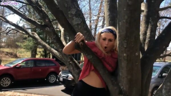 Blondje heeft een te dikke bos hout voor de deur