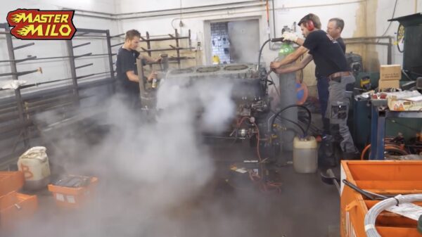 Wat gebeurt er als je de motor van een 38,8 liter V12 tank na 28 jaar stilstaan start?