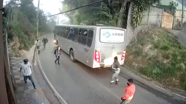 Dus je wilde deze vrouw beroven? Deze complete bus in Brazilië vond van niet