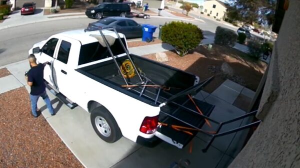 Garagedeur kan maar moeilijk afscheid nemen van huiseigenaar