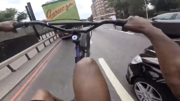 Wheelies door het verkeer maken, aangereden worden en boos zijn op de automobilist