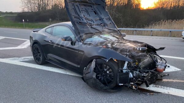 Supercharged straatracekneus rijdt zijn Ford Shelby GT350 in de prak