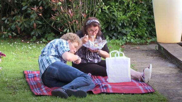 Ondertussen wordt er in Lang Leve de Liefde romantisch gedineerd... Kapsalon