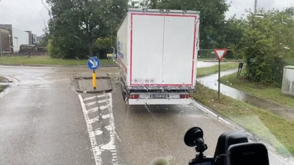 Zo sta je ineens voor een verlaten rotonde toch nog in de file