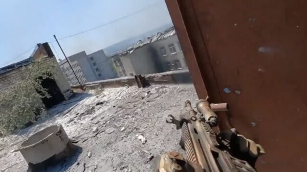 POV-beelden van een zwaar vuurgevecht in Oekraïne