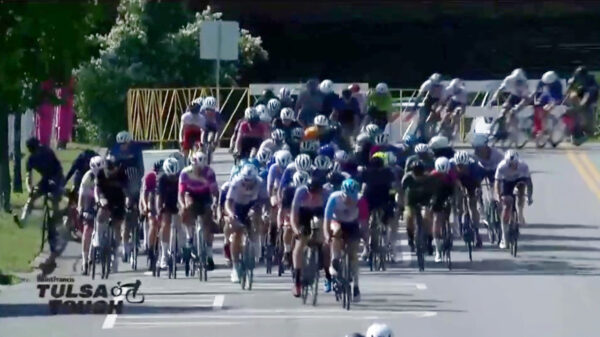 Voetganger wandelt baan op en zorgt voor keiharde wielercrash tijdens Tulsa Tough