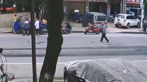 Opzij, opzij, opzij, maak plaats, maak plaats, maak plaats, opa steekt over