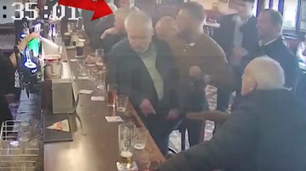 Conor McGregor beukt oude vent omdat hij zijn gratis shotje Whisky niet wilde drinken