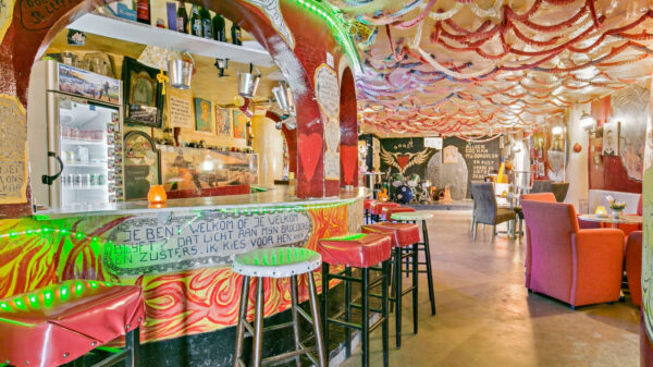 Nu te koop: de heuse ambassade van God in Helmond, met zwembad en kerkkroeg