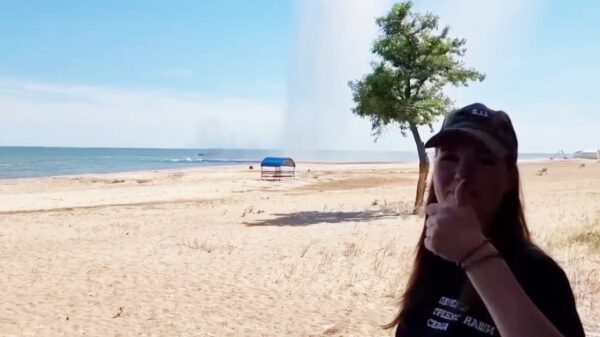 Even toekijken hoe ze mijnen bij het strand van Marioepol tot ontploffing brengen