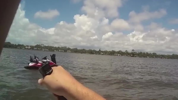 Politieagent leent in Florida boot van familie om een jetskidief op te kunnen pakken