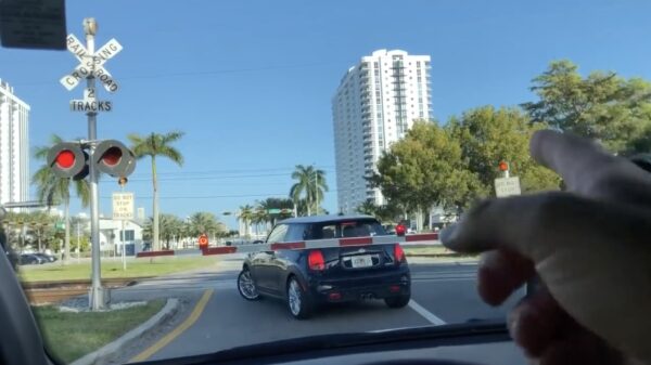 Beste advies bij een spoorwegovergang: 'gewoon stukje doorrijden bro!'