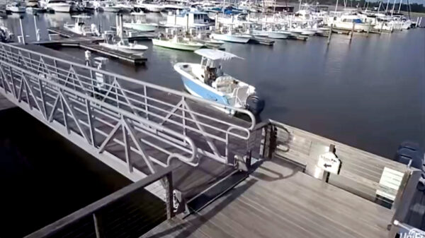 De eerste keer je bootje in de haven aanleggen blijkt toch lastiger dan gedacht