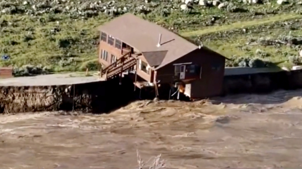 Een overstroming in Montana trekt een huis vol de kolkende rivier in