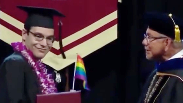 Studenten trakteren directeur die anti-LHBTI+ zou zijn op ladingen regenboogvlaggen