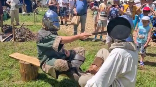 Mannen blijven mannen: doe een harnas aan en mep elkaar met een koekenpan