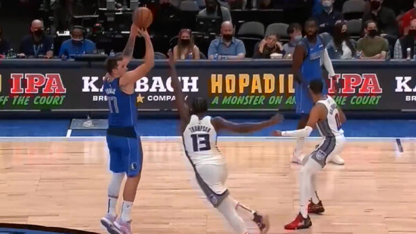 Tijd voor een vette compilatie van bizarre longshots uit de NBA