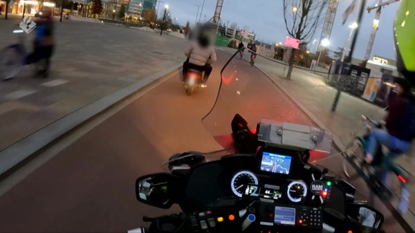 Scooterdief laat zich niet oppakken door motoragent in Utrecht en gaat er vandoor