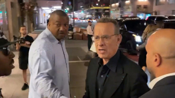 Tom Hanks helemaal uit zijn stekker tegen fans: "Back the f**k off!"