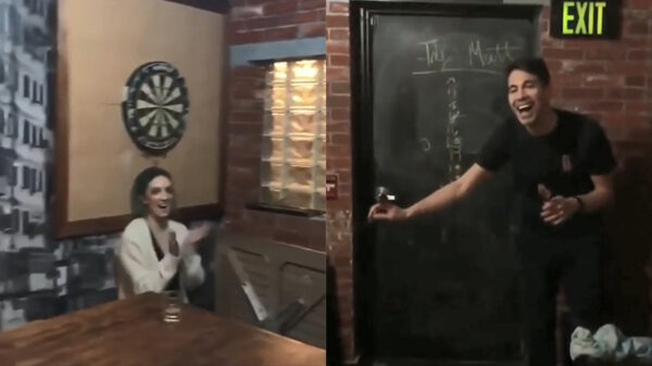 Dronken gast gooit dartpijl vol in de bullseye van zijn vriendin