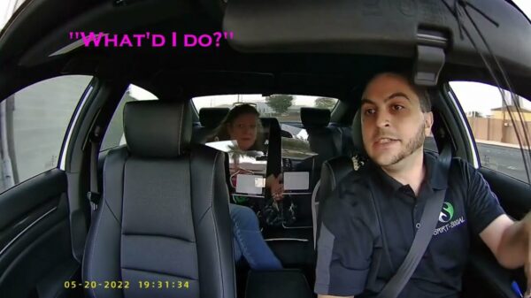 Bloedirritante Uber-chauffeur met knotje gooit dronken vrouw zijn auto uit