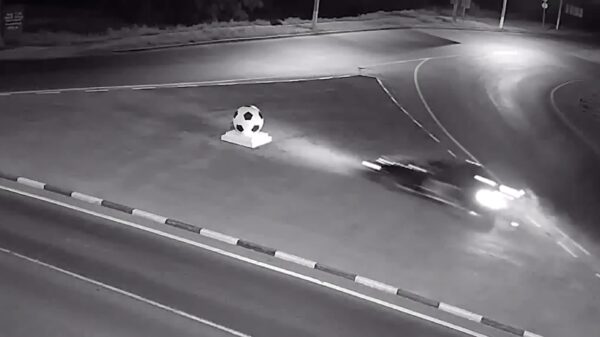 Rus kon de verleiding niet weerstaan om een extreem grote voetbal te rammen