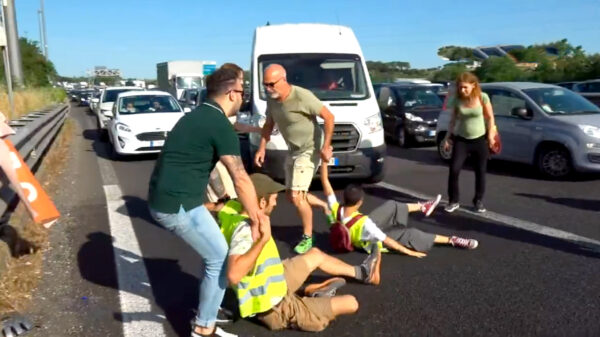 Italianen hebben geen zin in klimaatactivisten en sleuren ze de weg af