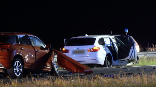 Spookrijder veroorzaakt frontale botsing in Drenthe, twee mensen omgekomen