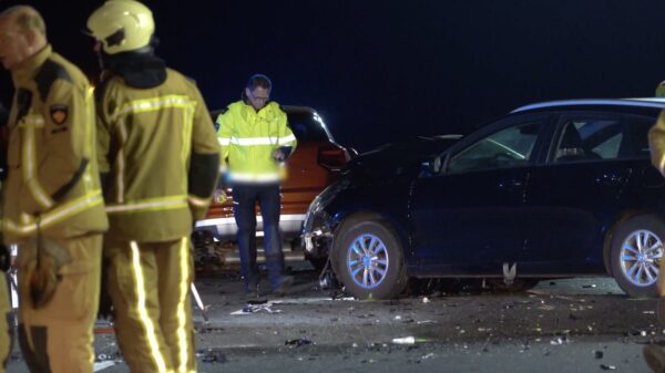 Spookrijder veroorzaakt frontale botsing in Drenthe, twee mensen omgekomen