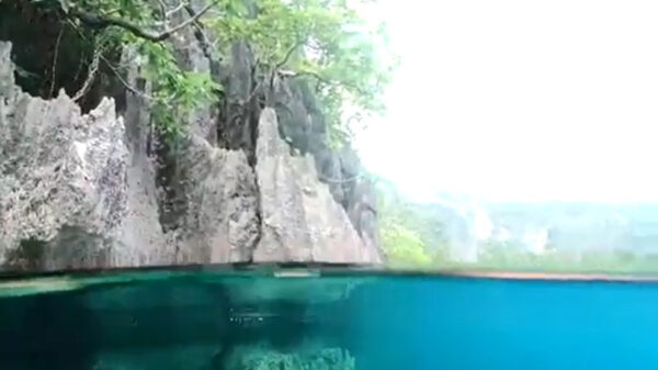 Dit water is zo helder dat het bizar is om er in te zwemmen