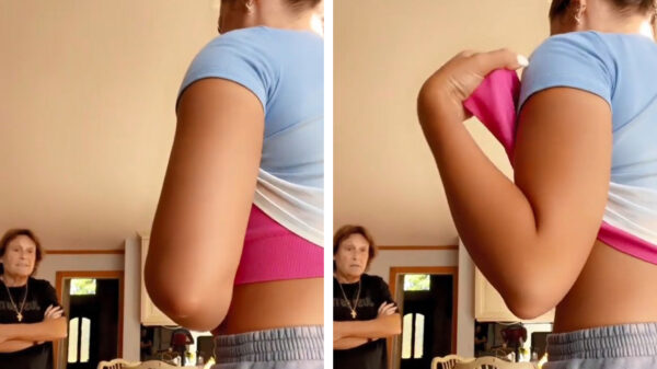 Oma krijgt de borstvergroting van haar kleindochter voor het eerst te zien