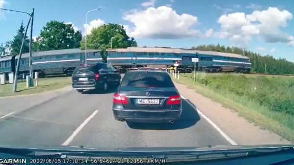 Automobilist moet uitwijken als zijn remmen weigeren en jankt vol tegen trein aan