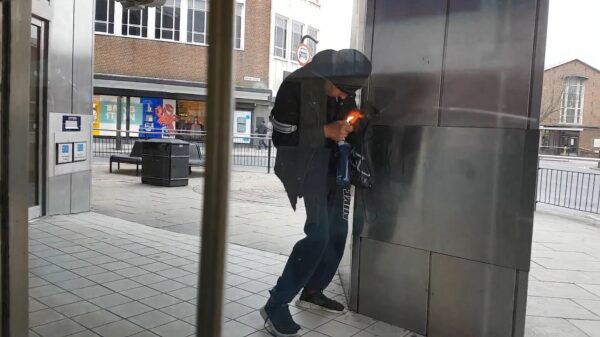 Drugsgekkie heeft ietwat moeite om zijn sigaret aan te steken