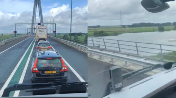 Tamelijk geïrriteerde man moet dankzij reusachtig schip wachten bij ophaalbrug