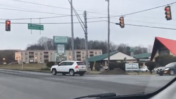 Gast vergeet te tanken en rijdt achteruit terug naar het benzinestation